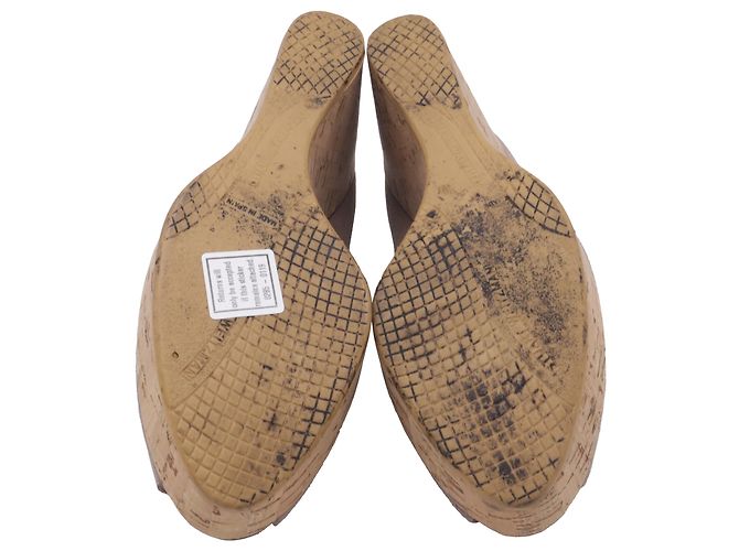 Stuart Weitzman Anna Décolleté Wedge Peep-Toe in Camoscio Marrone Rosso - vista 7