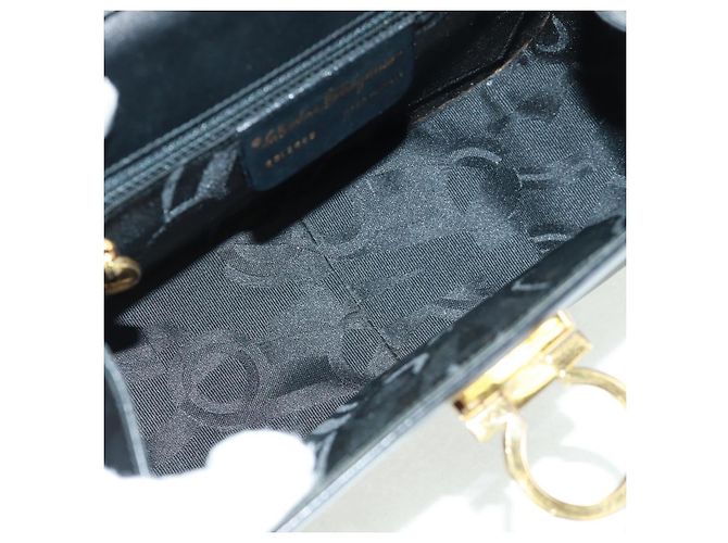 Borsa a Spalla Gancini in Pelle Nera e Oro Salvatore Ferragamo Auth 160020 Nero D'oro - vista 11