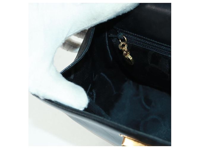 Borsa a Spalla Gancini in Pelle Nera e Oro Salvatore Ferragamo Auth 160020 Nero D'oro - vista 20