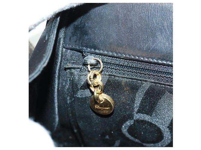 Borsa a Spalla Gancini in Pelle Nera e Oro Salvatore Ferragamo Auth 160020 Nero D'oro - vista 21
