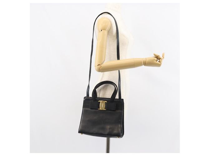 Borsa a mano Vala in pelle 2 in 1 nera e oro Auth 161693 di Salvatore Ferragamo Nero D'oro - vista 22