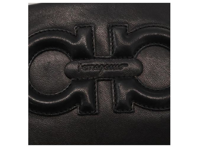 Borsa a Spalla Gancini in Pelle Nera e Oro Salvatore Ferragamo Auth hk3306 Nero D'oro - vista 10
