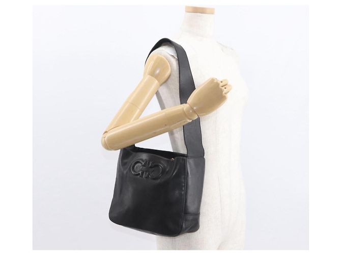 Borsa a Spalla Gancini in Pelle Nera e Oro Salvatore Ferragamo Auth hk3306 Nero D'oro - vista 21