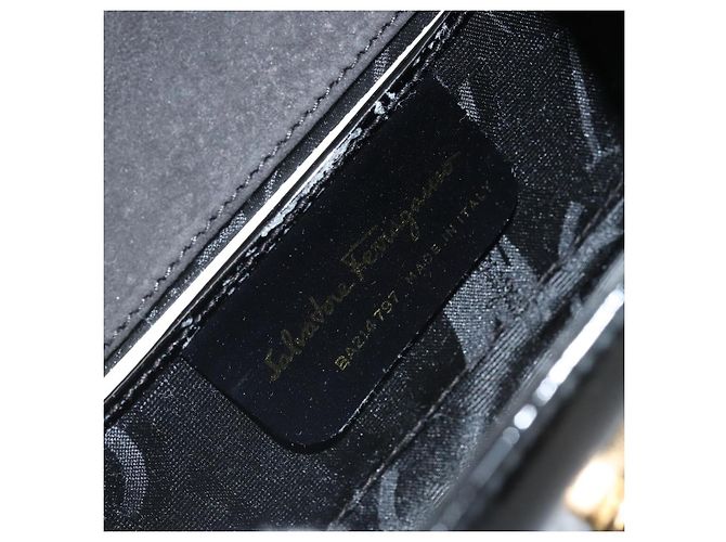 Borsa a spalla Gancini Salvatore Ferragamo in pelle verniciata nera e oro Auth 162253 - vista 12
