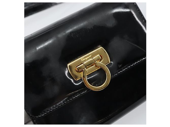 Borsa a spalla Gancini Salvatore Ferragamo in pelle verniciata nera e oro Auth 162253 - vista 17