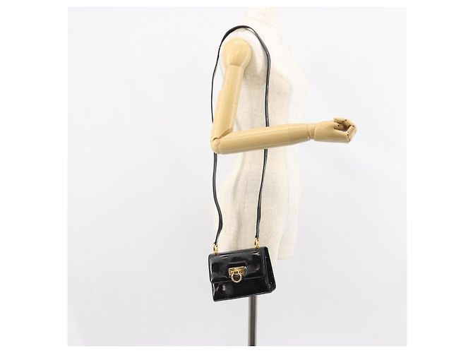 Borsa a spalla Gancini Salvatore Ferragamo in pelle verniciata nera e oro Auth 162253 - vista 21