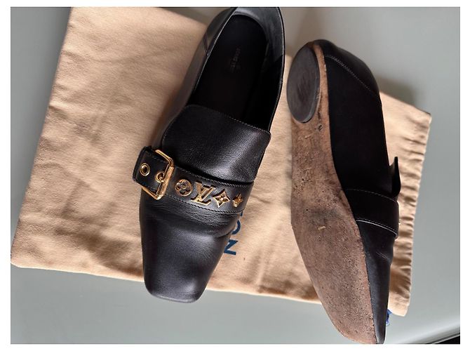 Louis Vuitton Damenschuhe mit goldener Schnalle Schwarz - Ansicht 5