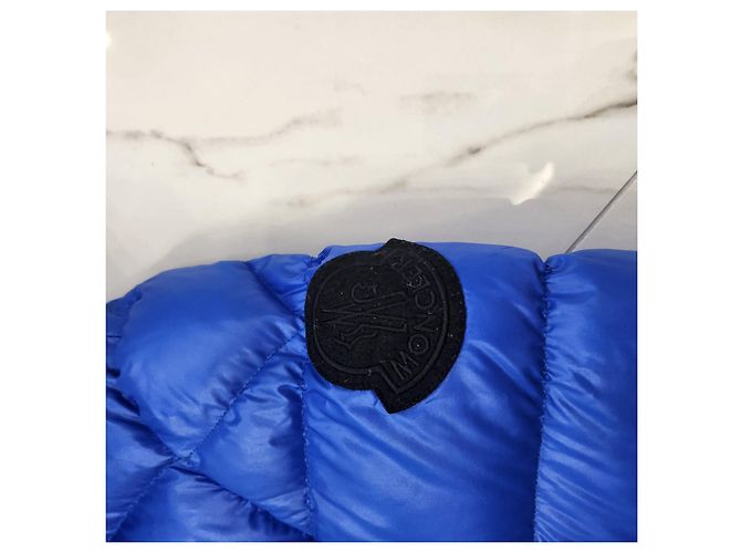 Doudoune bleue Moncler avec accents noirs - vue 2