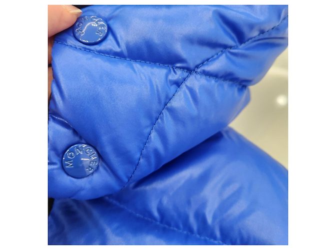 Doudoune bleue Moncler avec accents noirs - vue 4