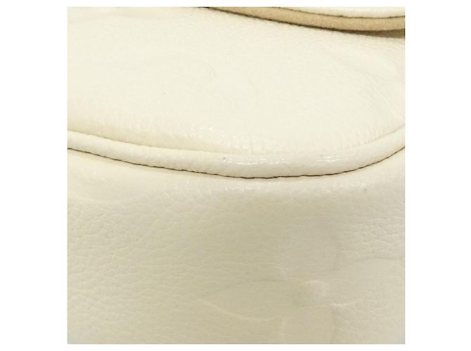Carteira Louis Vuitton Monogram Empreinte Wallet on Chain Ivy Cru - vista 3