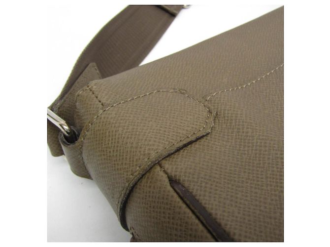 Borsa a Spalla da Uomo Louis Vuitton Taiga Roman PM M32700 Beige - vista 5