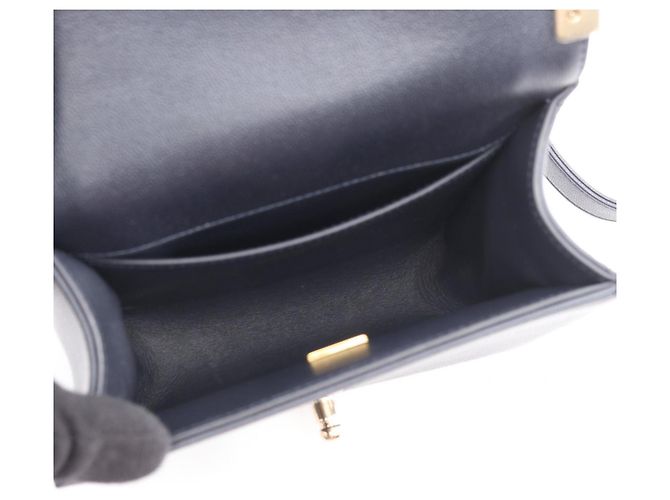 Sac à épaule Chanel Boy en cuir bleu marine - vue 3