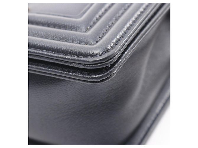 Sac à épaule Chanel Boy en cuir bleu marine - vue 7
