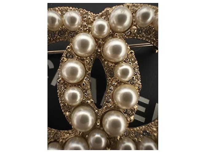 Spilla Chanel con Perle e Strass Oro Gold hardware - vista 2