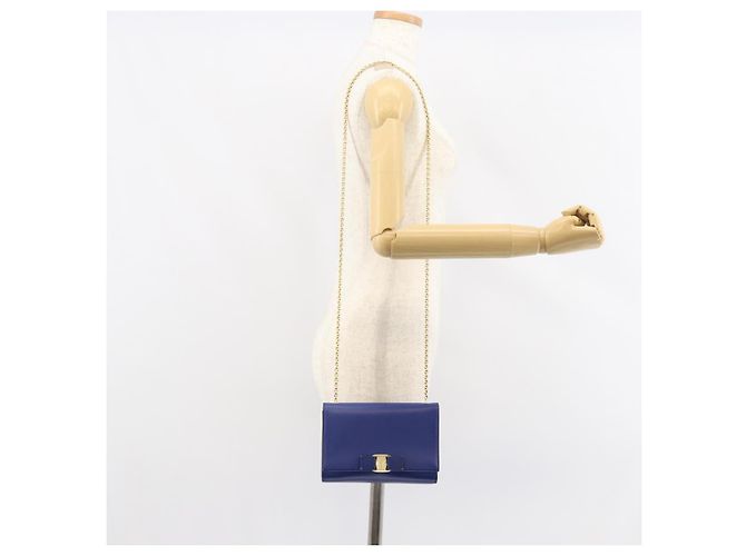 Borsa a Spalla Vala Chain in Pelle Blu Oro Auth 161081 di Salvatore Ferragamo D'oro - vista 21