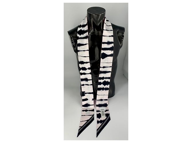 Burberry London England: Schmale Seidenschal – Dualität und Kontrast Mehrfarben - Ansicht 5