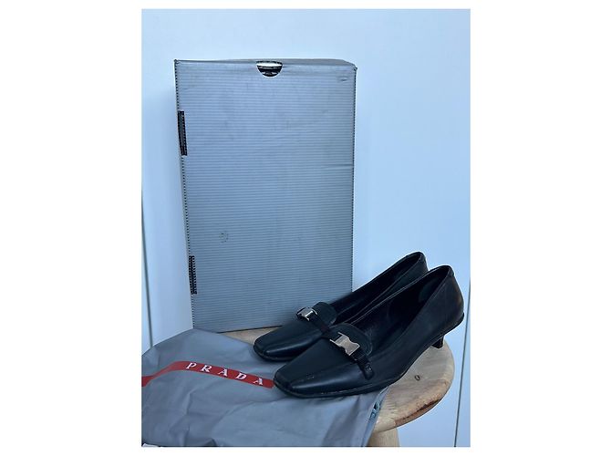 Décolleté Prada in pelle nera con tacco kitten Nero - vista 2