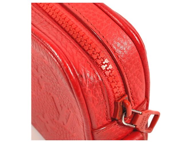 Pochette Volga Rossa in Monogram Empreinte di Louis Vuitton Rosso - vista 11