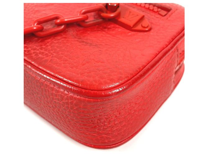Pochette Volga Rossa in Monogram Empreinte di Louis Vuitton Rosso - vista 6