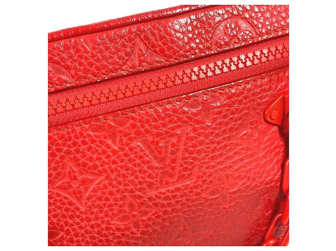 Pochette Volga Rossa in Monogram Empreinte di Louis Vuitton Rosso - vista 8