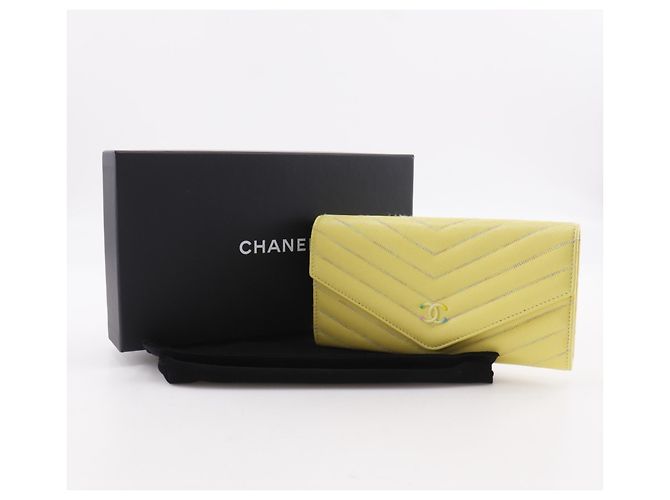 Portafoglio lungo V Stitch di Chanel Giallo - vista 19