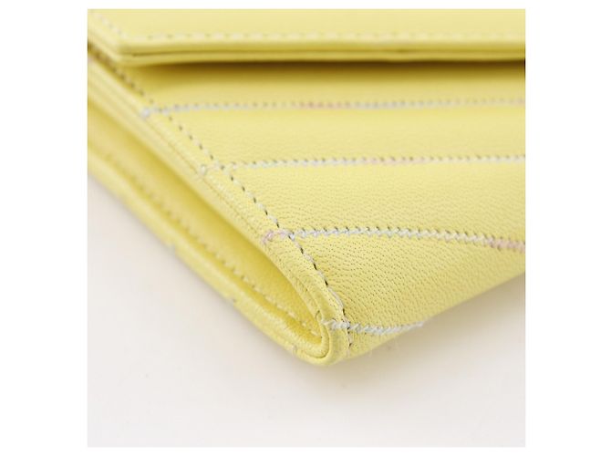 Portafoglio lungo V Stitch di Chanel Giallo - vista 4