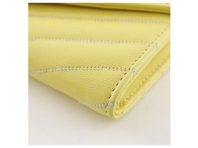 Portafoglio lungo V Stitch di Chanel Giallo - vista 5