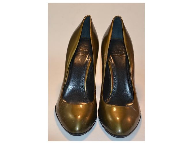 Décolleté Burberry in vernice verde oliva - vista 3