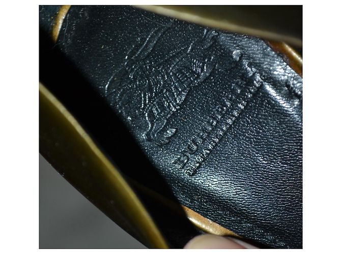 Décolleté Burberry in vernice verde oliva - vista 7