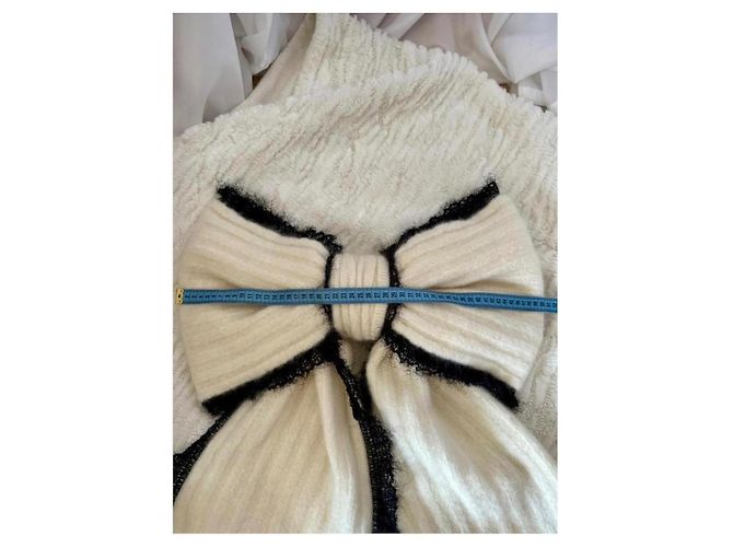 Grande sciarpa ecrù con fiocco Chanel, collezione Autunno-Inverno 2009, di Karl Lagerfeld. - vista 12