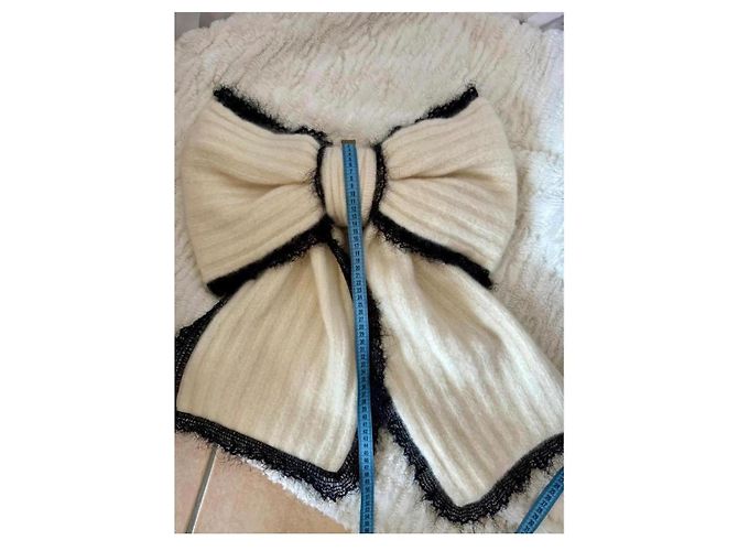 Grande sciarpa ecrù con fiocco Chanel, collezione Autunno-Inverno 2009, di Karl Lagerfeld. - vista 13