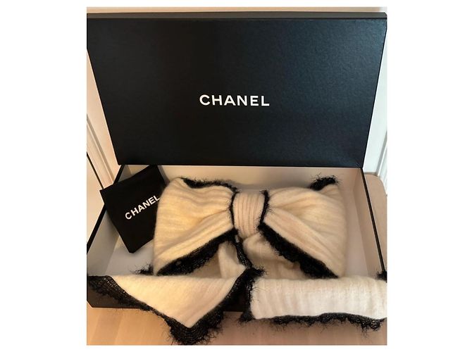 Grande sciarpa ecrù con fiocco Chanel, collezione Autunno-Inverno 2009, di Karl Lagerfeld. - vista 16