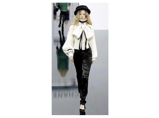 Grande sciarpa ecrù con fiocco Chanel, collezione Autunno-Inverno 2009, di Karl Lagerfeld. - vista 2