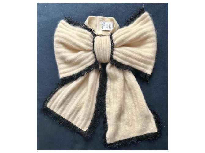 Grande sciarpa ecrù con fiocco Chanel, collezione Autunno-Inverno 2009, di Karl Lagerfeld. - vista 3
