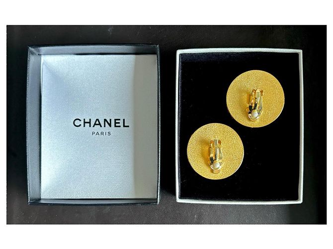 Orecchini XXL corallo 93C di Chanel con logo CC in oro D'oro - vista 13