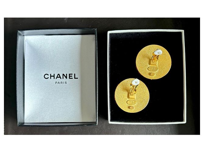 Orecchini XXL corallo 93C di Chanel con logo CC in oro D'oro - vista 14