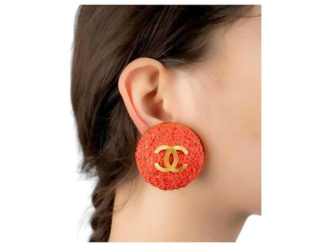 Orecchini XXL corallo 93C di Chanel con logo CC in oro D'oro - vista 2