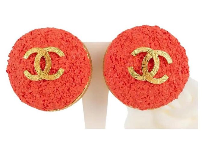 Orecchini XXL corallo 93C di Chanel con logo CC in oro D'oro - vista 4