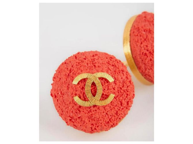 Orecchini XXL corallo 93C di Chanel con logo CC in oro D'oro - vista 5
