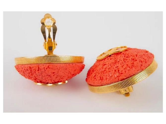 Orecchini XXL corallo 93C di Chanel con logo CC in oro D'oro - vista 6