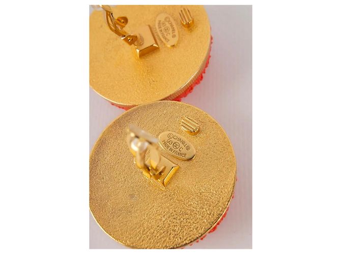 Orecchini XXL corallo 93C di Chanel con logo CC in oro D'oro - vista 8