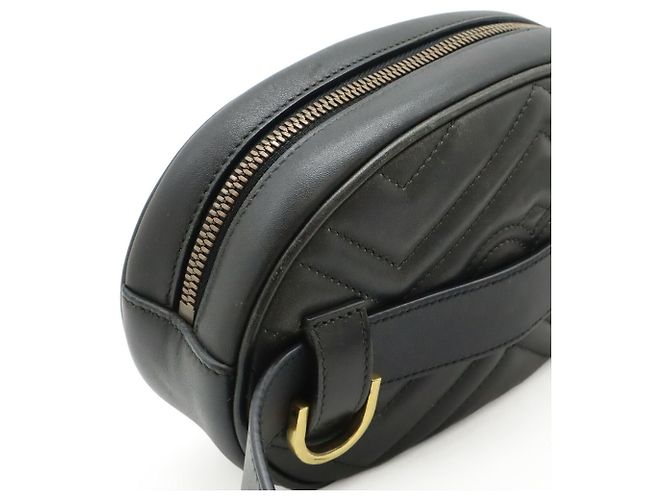 Bolsa de cinto em couro acolchoado preto GG Marmont da Gucci - vista 5