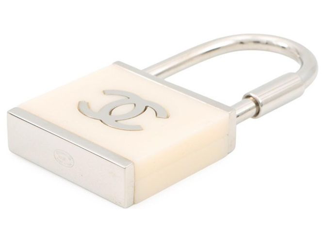 Charm per borsa Chanel Marchio Coco con lucchetto Bianco - vista 2