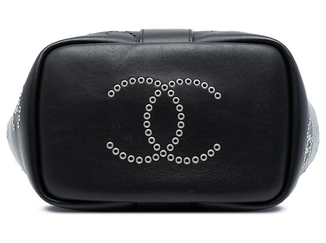 Chanel Piccolo perforato Pelle di vitello Logo Occhielli Borsa a secchiello Nero - vista 3