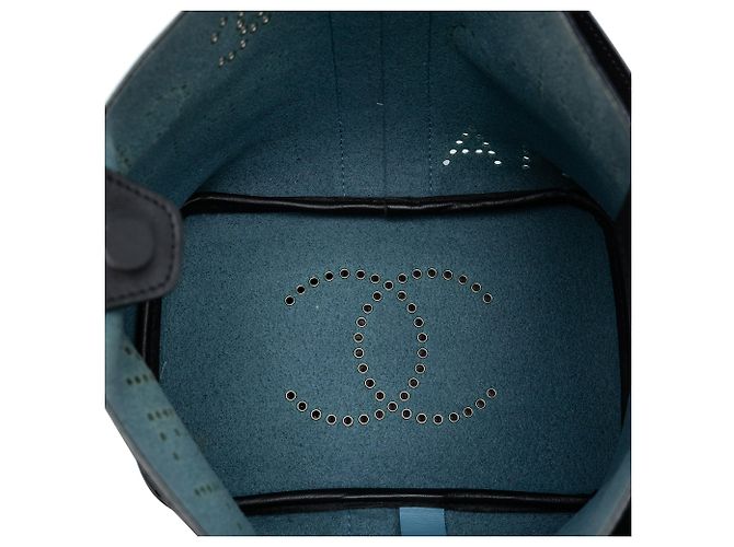 Chanel Piccolo perforato Pelle di vitello Logo Occhielli Borsa a secchiello Nero - vista 4