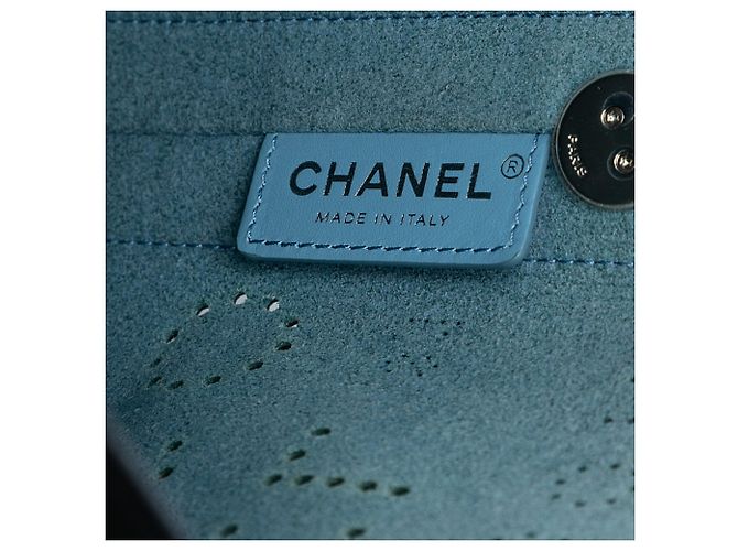 Chanel Piccolo perforato Pelle di vitello Logo Occhielli Borsa a secchiello Nero - vista 5