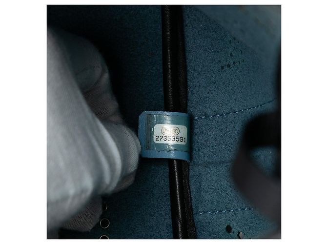 Chanel Piccolo perforato Pelle di vitello Logo Occhielli Borsa a secchiello Nero - vista 6