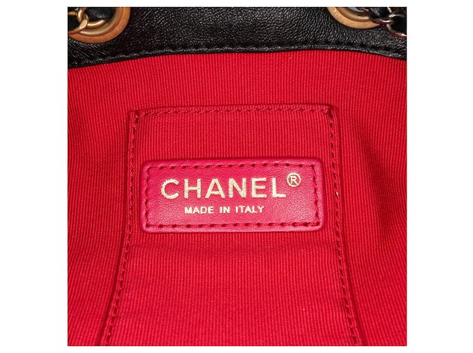 Borsa a secchiello in pelle di agnello trapuntata Chanel CC con catena, nera Nero - vista 5