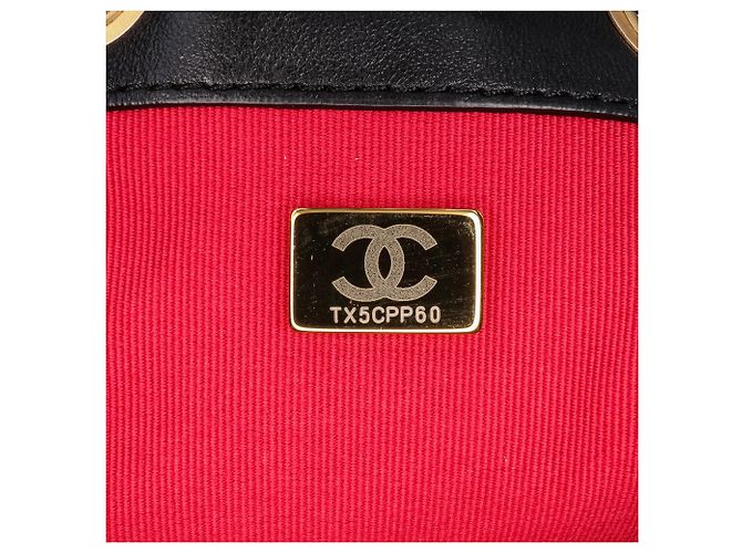 Borsa a secchiello in pelle di agnello trapuntata Chanel CC con catena, nera Nero - vista 6