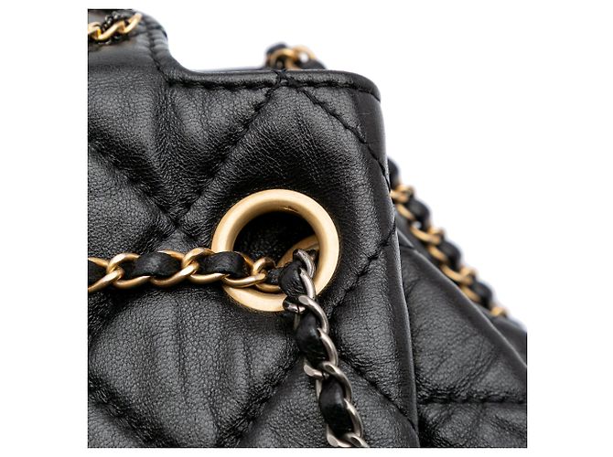 Borsa a secchiello in pelle di agnello trapuntata Chanel CC con catena, nera Nero - vista 8